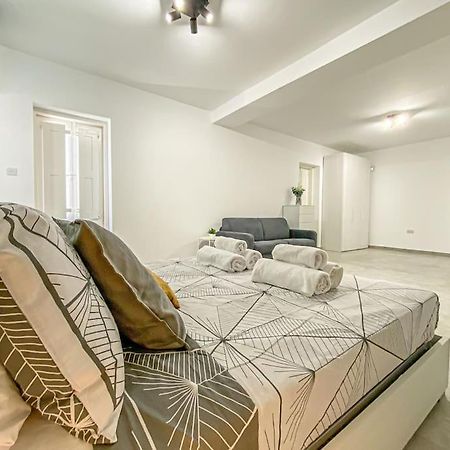 Designer Duplex Penthouse In Florianaアパートメント エクステリア 写真
