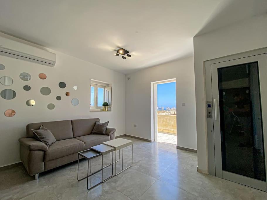 Designer Duplex Penthouse In Florianaアパートメント エクステリア 写真