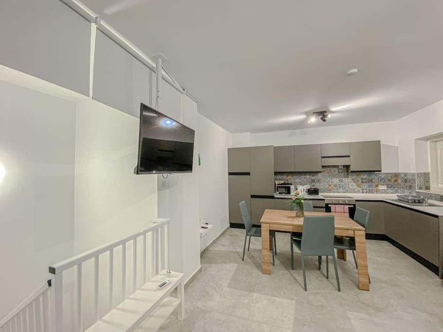 Designer Duplex Penthouse In Florianaアパートメント エクステリア 写真