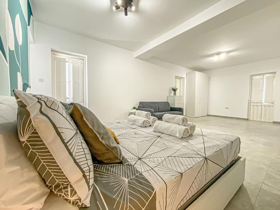 Designer Duplex Penthouse In Florianaアパートメント エクステリア 写真