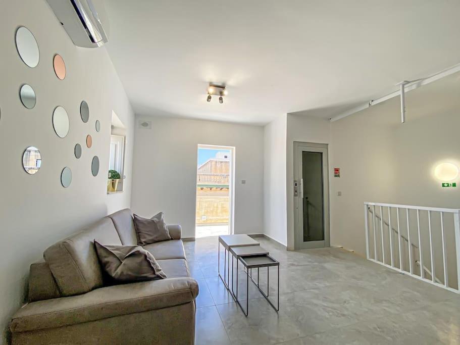Designer Duplex Penthouse In Florianaアパートメント エクステリア 写真