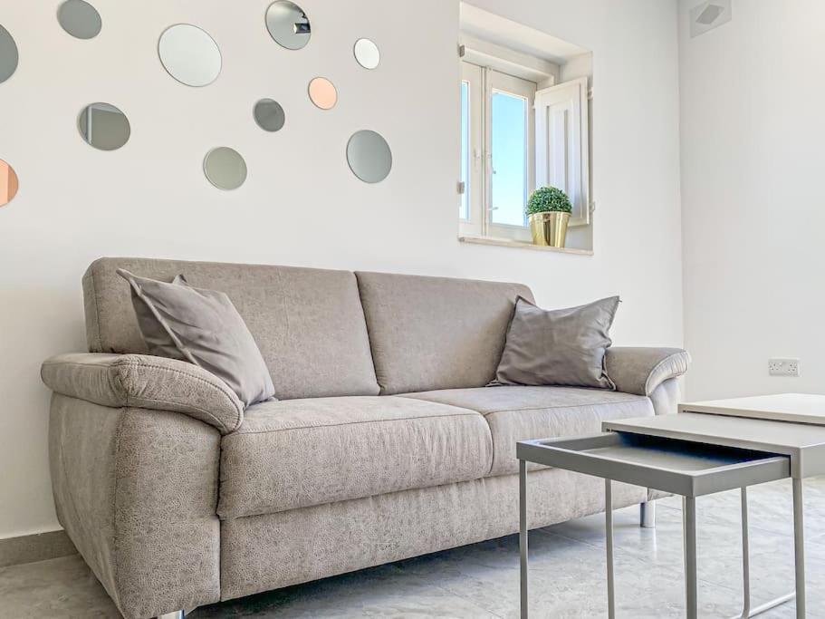 Designer Duplex Penthouse In Florianaアパートメント エクステリア 写真